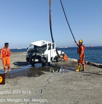 Mobil Pickup Terjun di Dermaga Tanah Ampo, Sopir dan Penumpang Alami Luka-luka