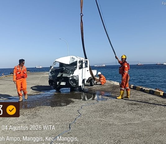 Mobil Pickup Terjun di Dermaga Tanah Ampo, Sopir dan Penumpang Alami Luka-luka