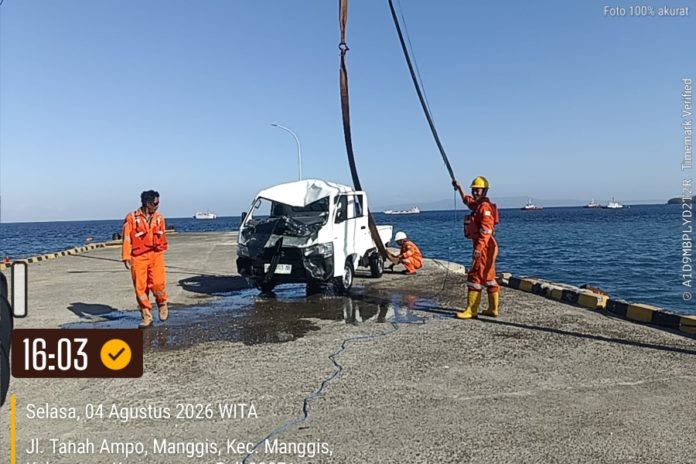 Mobil Pickup Terjun Di Dermaga Tanah Ampo, Sopir Dan Penumpang Alami Luka Luka 1