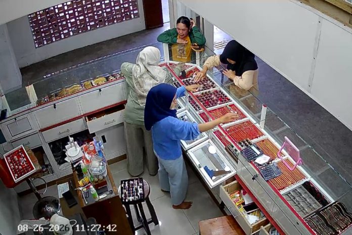 Modus Pura Pura Mencoba Perhiasan, Pelaku Pencurian Emas Dibekuk 1