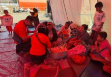 Mudahkan Komunikasi, Paket Darurat Diberikan pada Warga Terdampak Gempa NTT