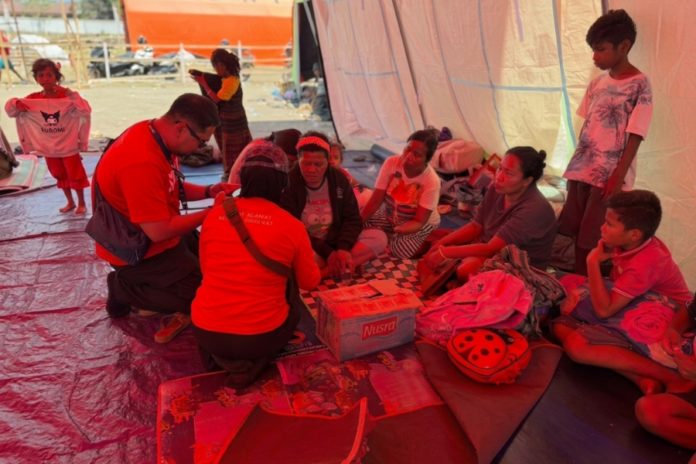 Mudahkan Komunikasi, Paket Darurat Diberikan Pada Warga Terdampak Gempa NTT 1