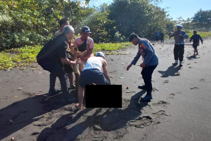 Niat Membasuh Kaki Berujung Maut, Pasutri Asal Bangli Tewas Terseret Ombak Di Goa Lawah 1