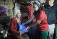 Nyonya Mas Parwata Salurkan Paket Sembako dan Pakaian Adat Titipan Bupati Gus Par