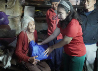 Nyonya Mas Parwata Salurkan Paket Sembako dan Pakaian Adat Titipan Bupati Gus Par