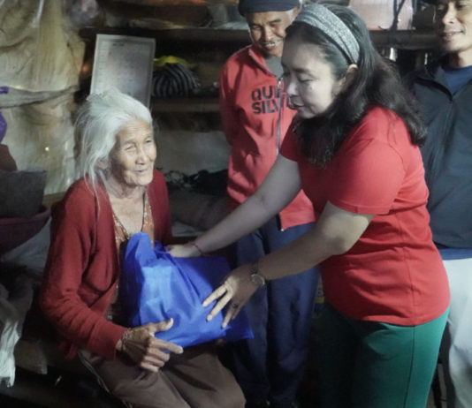 Nyonya Mas Parwata Salurkan Paket Sembako dan Pakaian Adat Titipan Bupati Gus Par