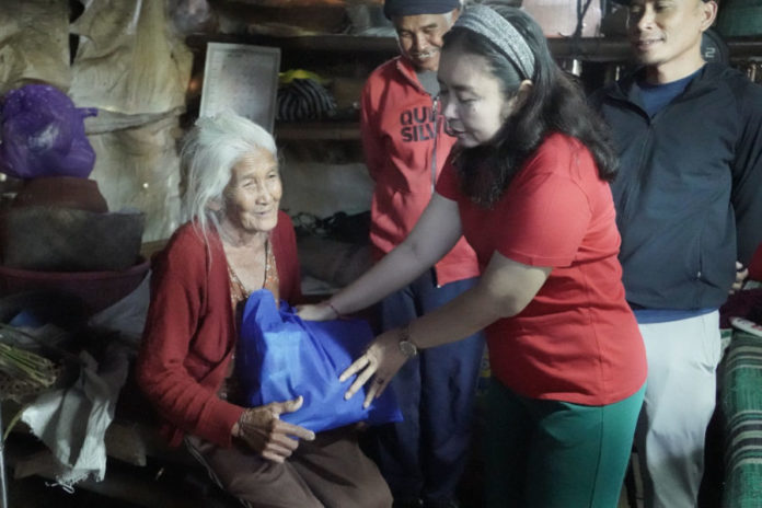 Nyonya Mas Parwata Salurkan Paket Sembako Dan Pakaian Adat Titipan Dari Bupati Gus Par 1