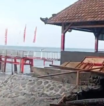 Ombak Besar Sebabkan Loket The Angkal Dipindah, Kios Desa Kusamba Mulai Terancam