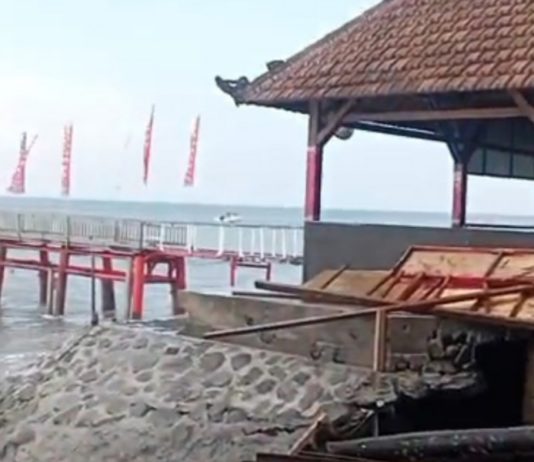 Ombak Besar Sebabkan Loket The Angkal Dipindah, Kios Desa Kusamba Mulai Terancam