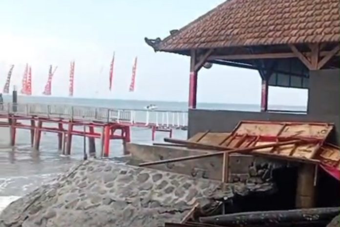 Ombak Besar Sebabkan Loket The Angkal Dipindah, Kios Desa Kusamba Mulai Terancam 1
