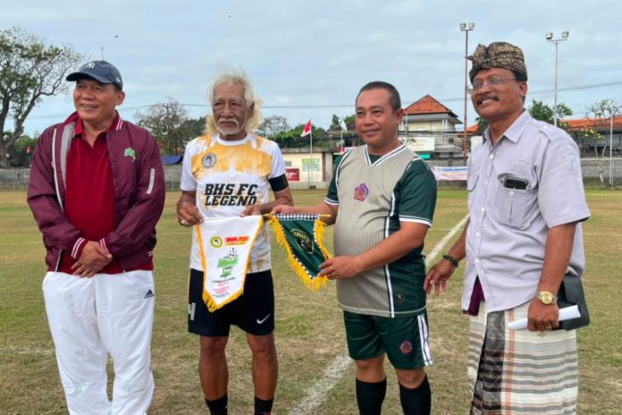 Pemain Legenda Indonesia Lawan Putra Perkanthi FC Bali 1