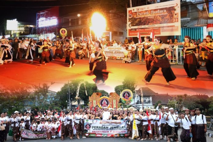 Peradah Jembrana Gaungkan Pesan Dharma Dalam Pawai Budaya HUT Ke 131 Kota Negara 1