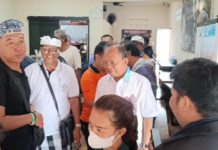 Peringati Tumpek Krulut, Gubernur Koster Traktir Ribuan Porsi Makanan untuk Warga Gianyar