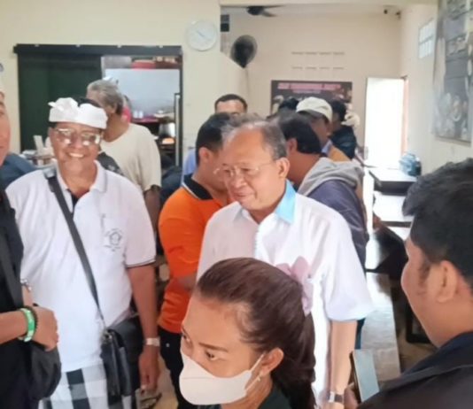 Peringati Tumpek Krulut, Gubernur Koster Traktir Ribuan Porsi Makanan untuk Warga Gianyar
