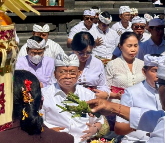 Perkuat Pembangunan Sekala-Niskala, Pemprov Bali Ngaturang Pekeling di Pura Agung Besakih