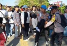 Personel Polsek Gianyar Bantu Peserta Gerak Jalan SMP yang Alami Sesak Napas
