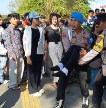 Personel Polsek Gianyar Bantu Peserta Gerak Jalan SMP yang Alami Sesak Napas