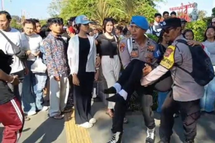 Personel Polsek Gianyar Bantu Peserta Gerak Jalan SMP Yang Alami Sesak Napas 1