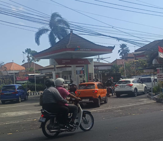 Pertalite Langka, Antrean Mengular di Sejumlah SPBU di Tabanan