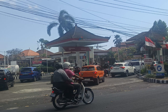 Pertalite Langka, Antrean Mengular Di Sejumlah SPBU Di Tabanan 1