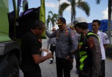 Petugas Gabungan Dishub Badung Tertibkan Truk Parkir Liar di Jalur Terminal Mengwi