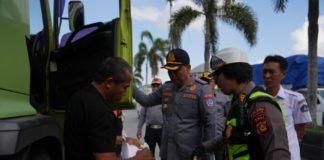 Petugas Gabungan Dishub Badung Tertibkan Truk Parkir Liar di Jalur Terminal Mengwi