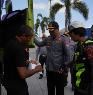 Petugas Gabungan Dishub Badung Tertibkan Truk Parkir Liar di Jalur Terminal Mengwi
