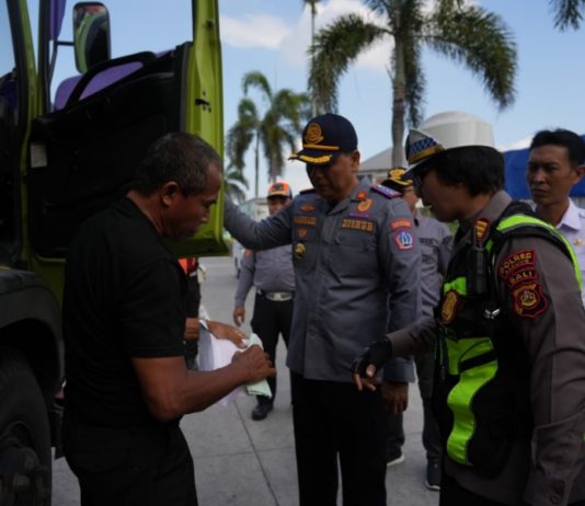 Petugas Gabungan Dishub Badung Tertibkan Truk Parkir Liar di Jalur Terminal Mengwi