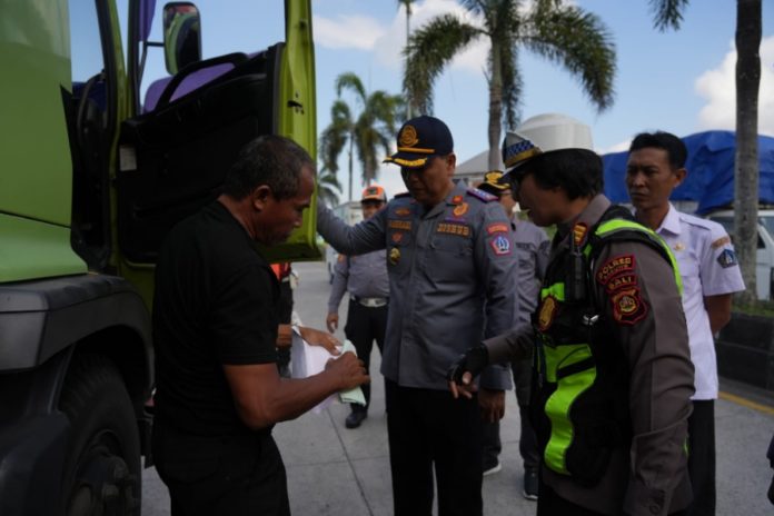 Petugas Gabungan Dishub Badung Tertibkan Truk Parkir Liar Di Jalur Terminal Mengwi 1