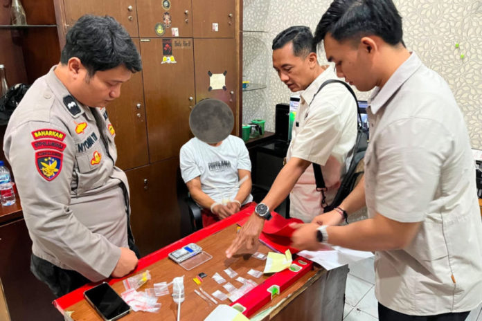 Polisi Gerebek Kos Di Kedonganan, Pengedar Narkoba Ditangkap 1