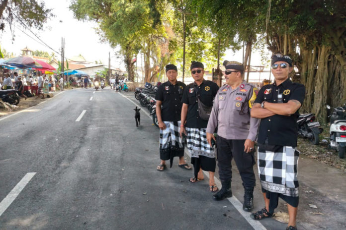 Polsek Ubud Dan Pecalang Amankan Ngaben Massal Di Singakerta 1
