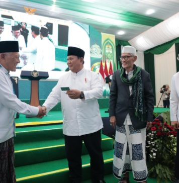 Prabowo Terima Kartu Anggota Seumur Hidup NU