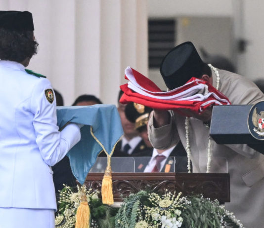 Presiden Pimpin Upacara Penurunan Bendera