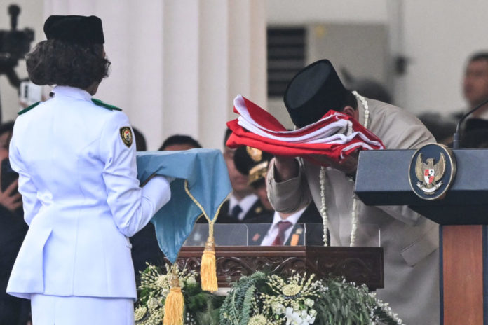 Presiden Pimpin Upacara Penurunan Bendera 1