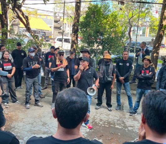 Mediasi PHK Tak Kunjung Capai Kesepakatan, Massa Gelar Aksi Damai di Depan Kantor Angka Pura Support