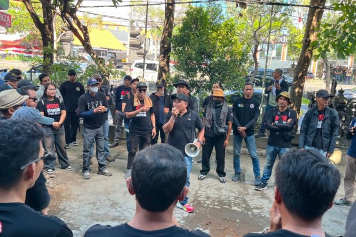 Protes Kasus PHK 6 Pekerja, Massa Gelar Aksi Damai Di Depan Kantor Angka Pura Support 1