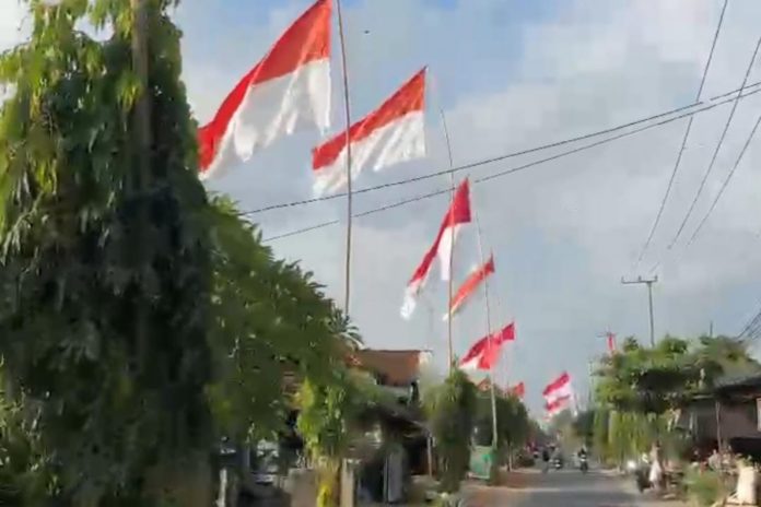 Puluhan Bendera Ukuran Besar Semarakkan Banjar Kebon Sambut HUT RI 1