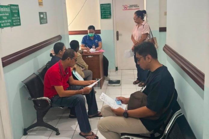Puluhan Warga CKG Tumpek Krulut Di RSUD Dharma Yadnya 1
