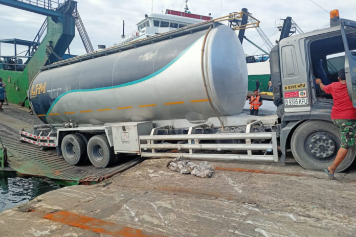 Ramp Door KMP Perkasa Prima 5 Patah, Truk Tronton Bermuatan Semen Tersangkut 1