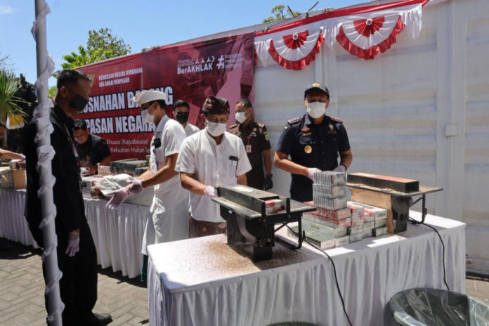 Ribuan Rokok Ilegal Dimusnahkan Kejari Jembrana 1