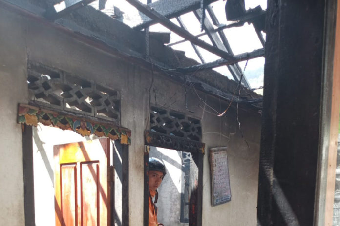 Rumah Warga Di Berangbang Ludes Dilalap Api Berikut Uang Puluhan Juta 1
