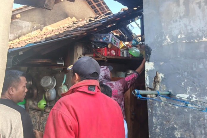 Rumah Warga Di Pengambengan Terbakar, Atap Dan Peralatan Dapur Hangus 1