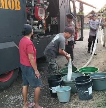 Salurkan Air Bersih ke Manistutu, Polisi Kerahkan Water Cannon