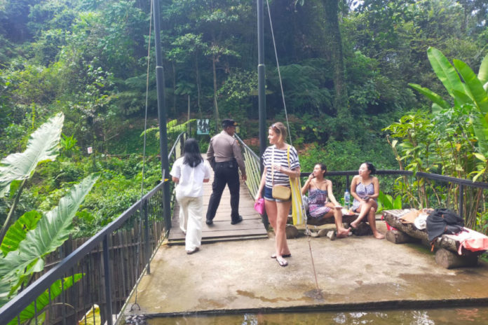 Sat Pamobvit Polres Gianyar Sisir DTW Bangkiang Jaran Waterfall, Pastikan Keamanan Fasilitas Wisata 1