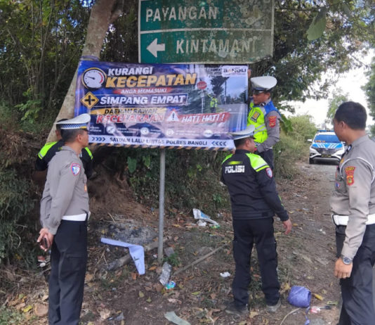 Satlantas Pasang Spanduk Imbauan di Titik Rawan Lakalantas