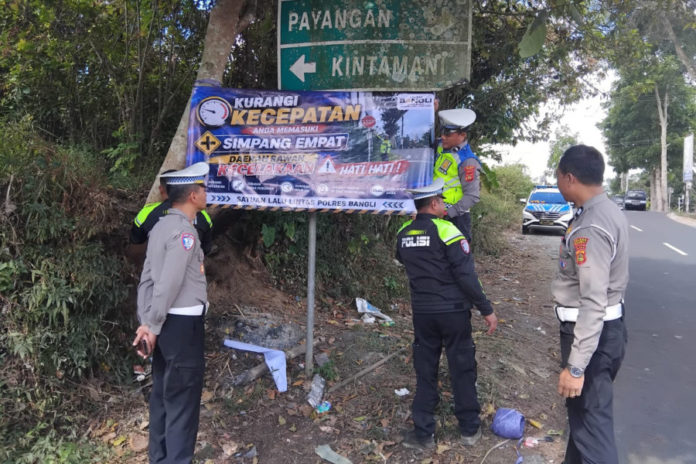 Satlantas Pasang Spanduk Imbauan Di Titik Rawan Lakalantas 1