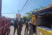 Satpol PP Tindaklanjuti Arahan Bupati Badung Tertibkan Tiga Bangunan Liar dan Kumuh