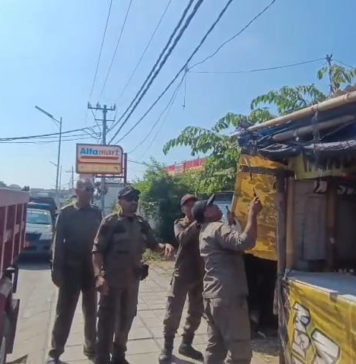 Satpol PP Tindaklanjuti Arahan Bupati Badung Tertibkan Tiga Bangunan Liar dan Kumuh