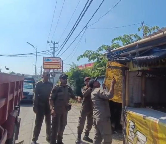 Satpol PP Tindaklanjuti Arahan Bupati Badung Tertibkan Tiga Bangunan Liar dan Kumuh