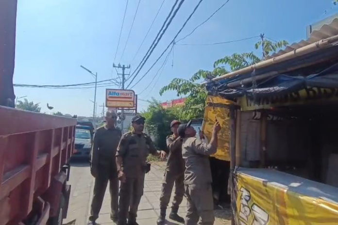 Satpol PP Tindaklanjuti Arahan Bupati Badung Tertibkan Tiga Bangunan Liar Dan Kumuh 1